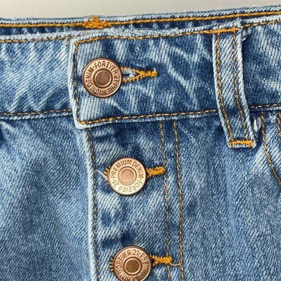 Forever 21 women’s light wash distressed denim shorts, size 29 - Picture 4 of 6